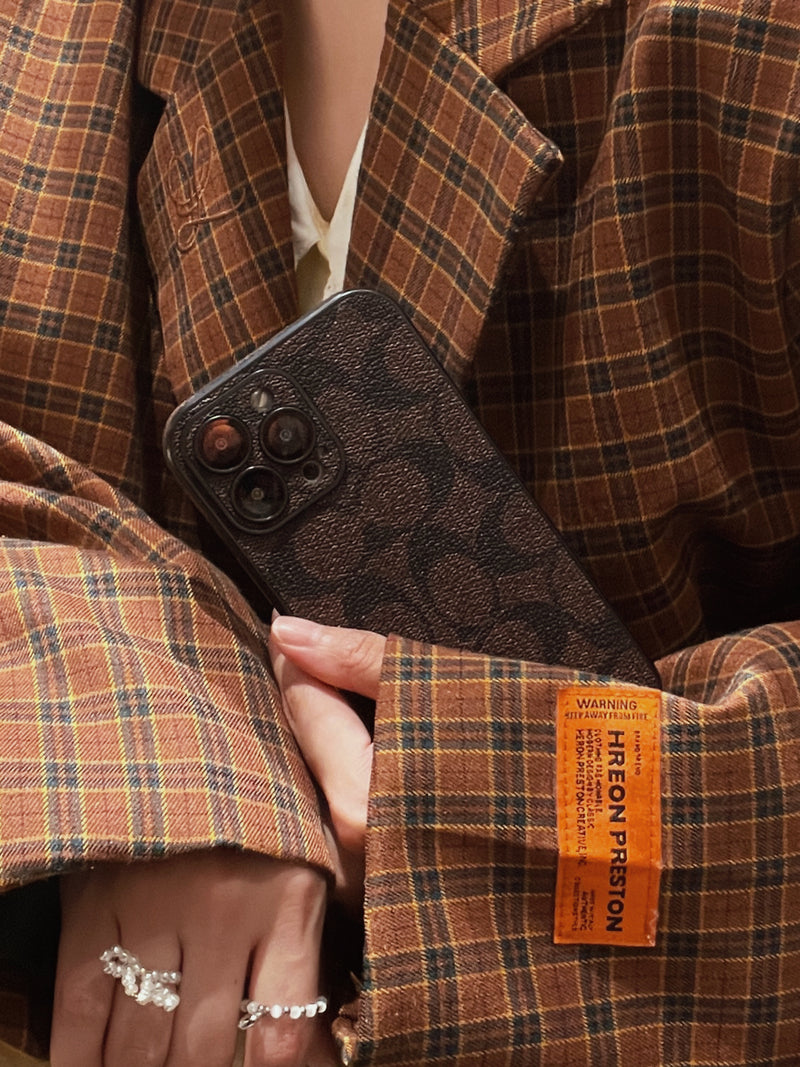 Braune iPhone-Hülle mit klassischem Allover-Muster – Originalansicht 12