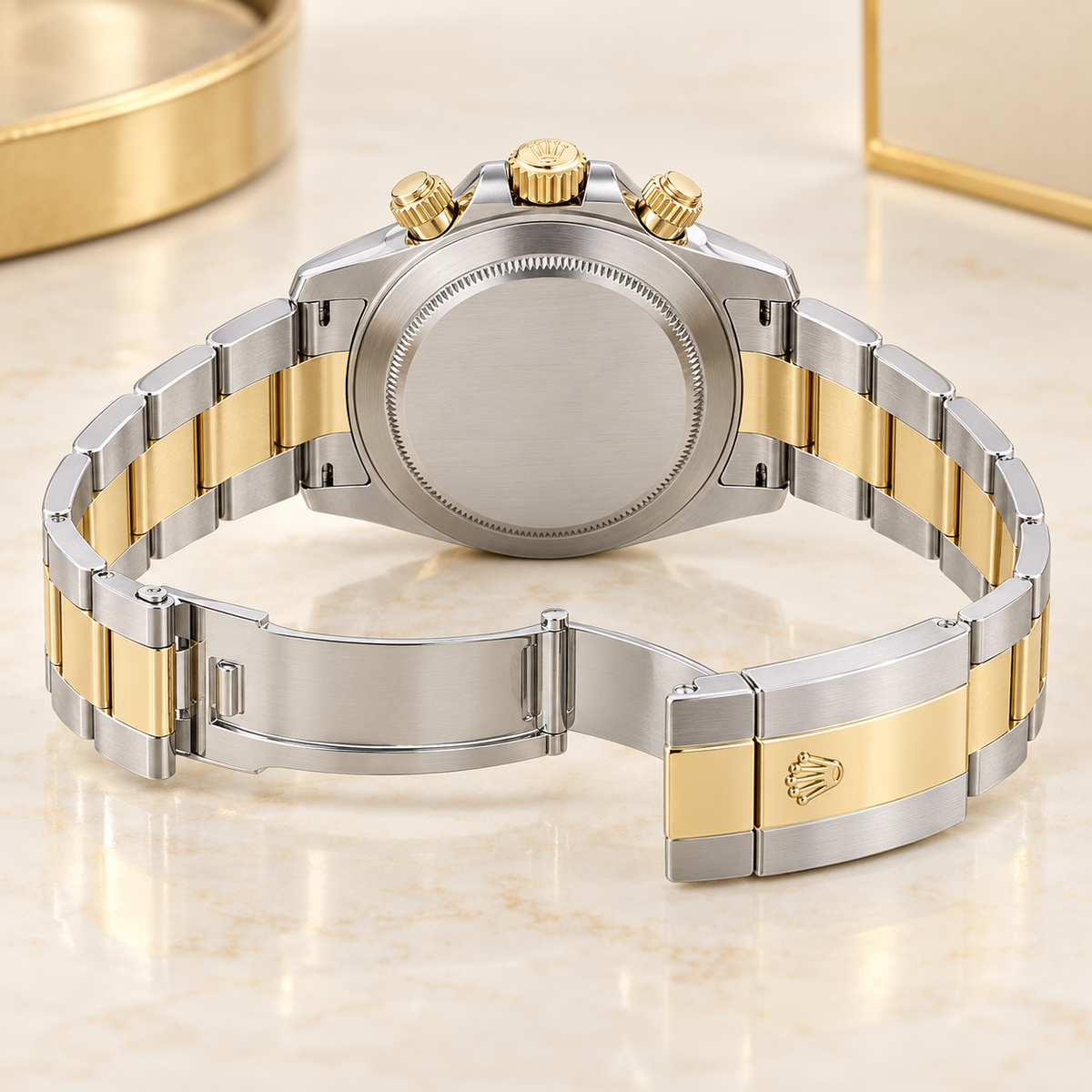 Noxelia Herren-Chronograph – Geschlossene Rückseite und geöffnetes Bicolor-Armband – Sophie Berlin