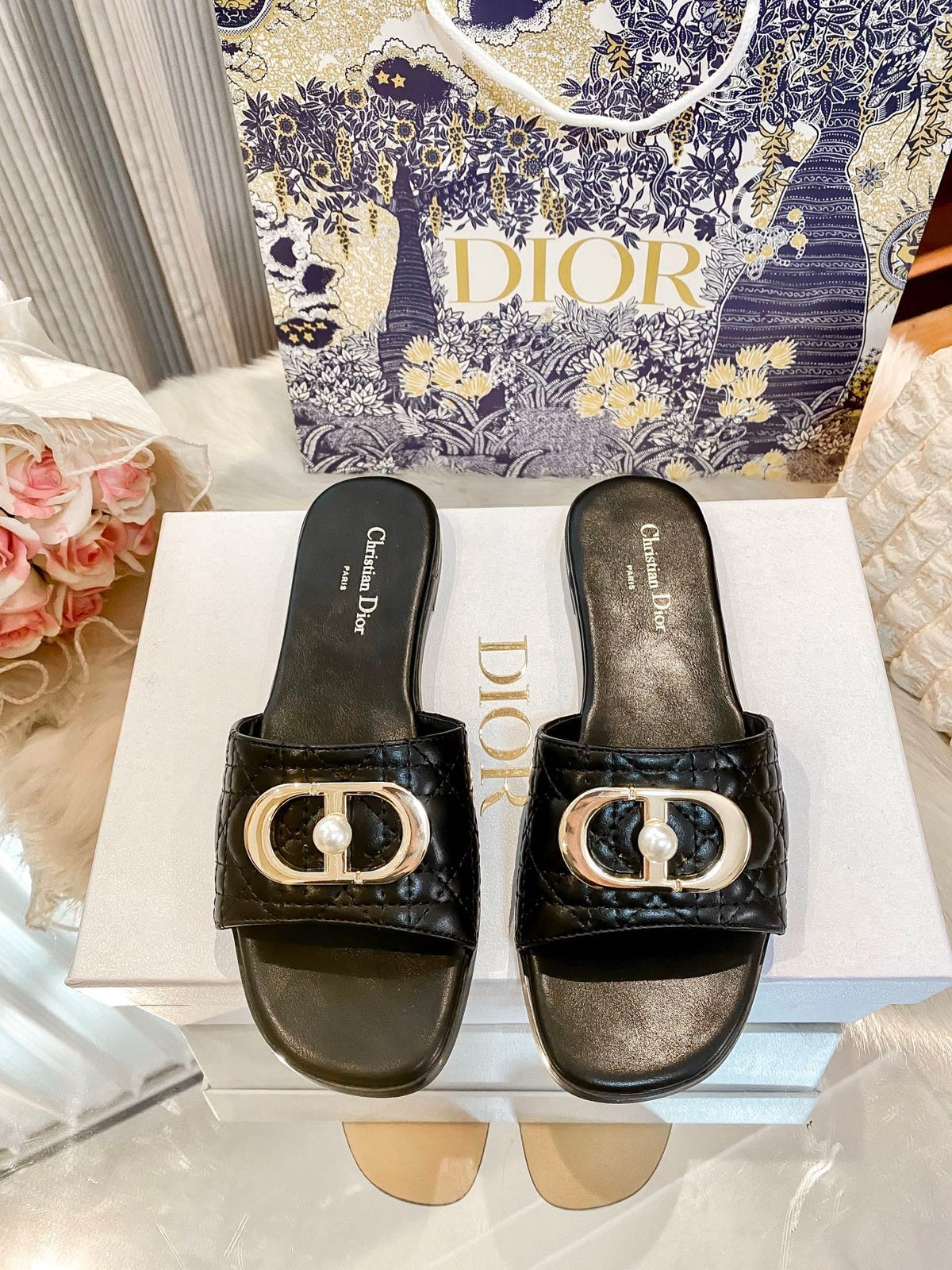 High-end diamond-quilted single-Armband flat slides with pearl rings