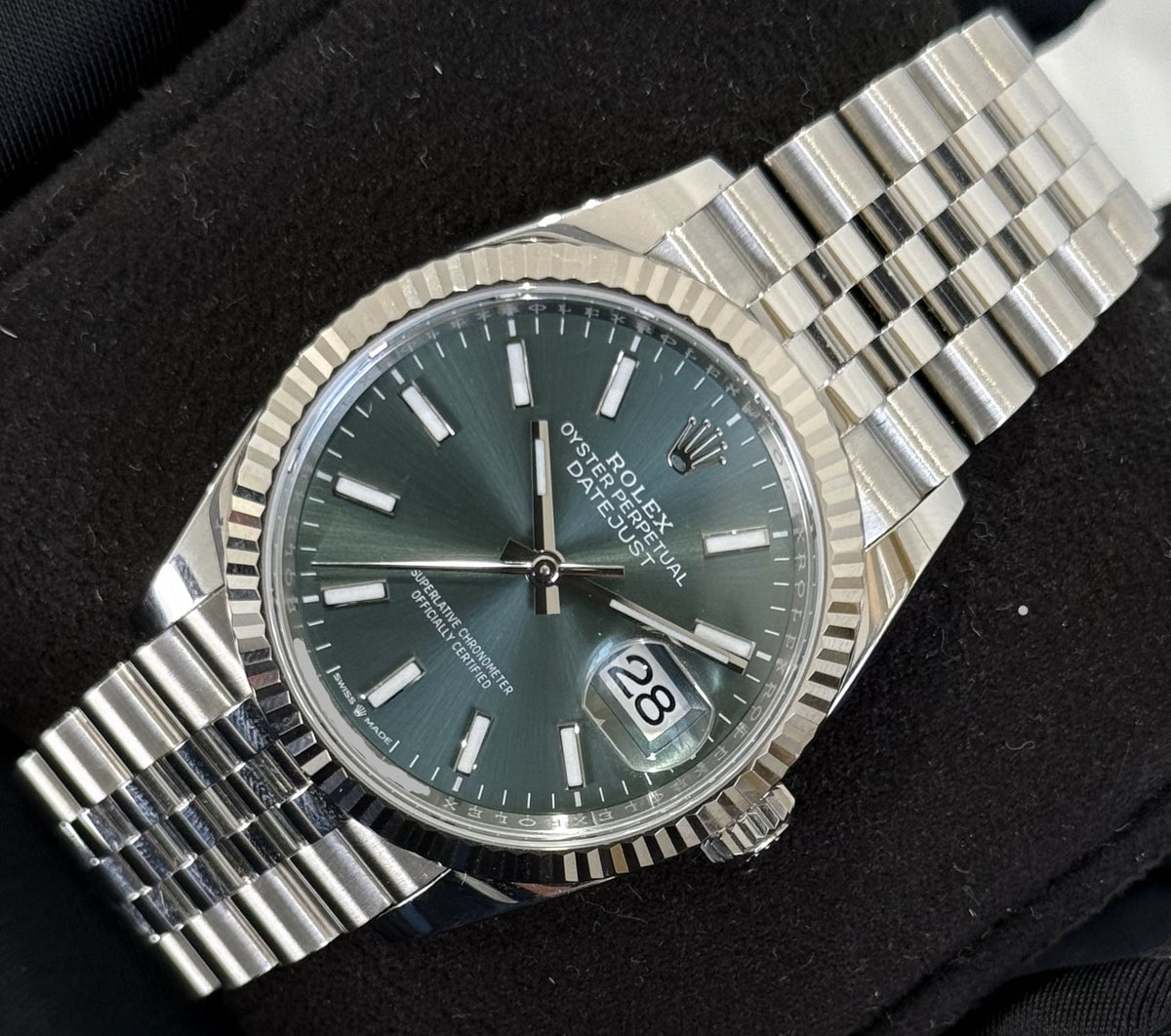 Menthe Élégance – Mintgrüne Armbanduhr mit geriffelter Lünette – 36 mm – Referenzfoto