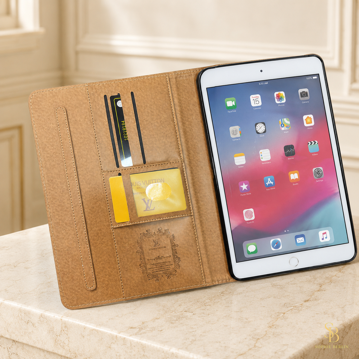 Schwarze iPad-Hülle mit Monogramm und Magnetlasche – Sophie-Berlin-Luxusansicht 8