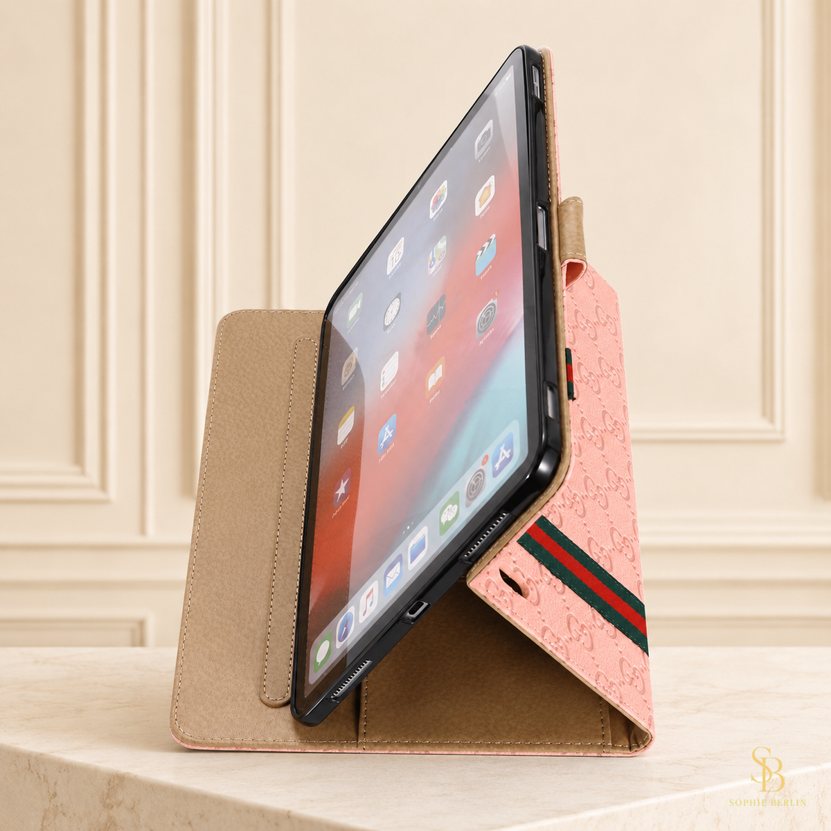 iPad-Hülle mit Prägeoptik, Streifen und Aufstellfunktion – Sophie-Berlin-Luxusansicht 8