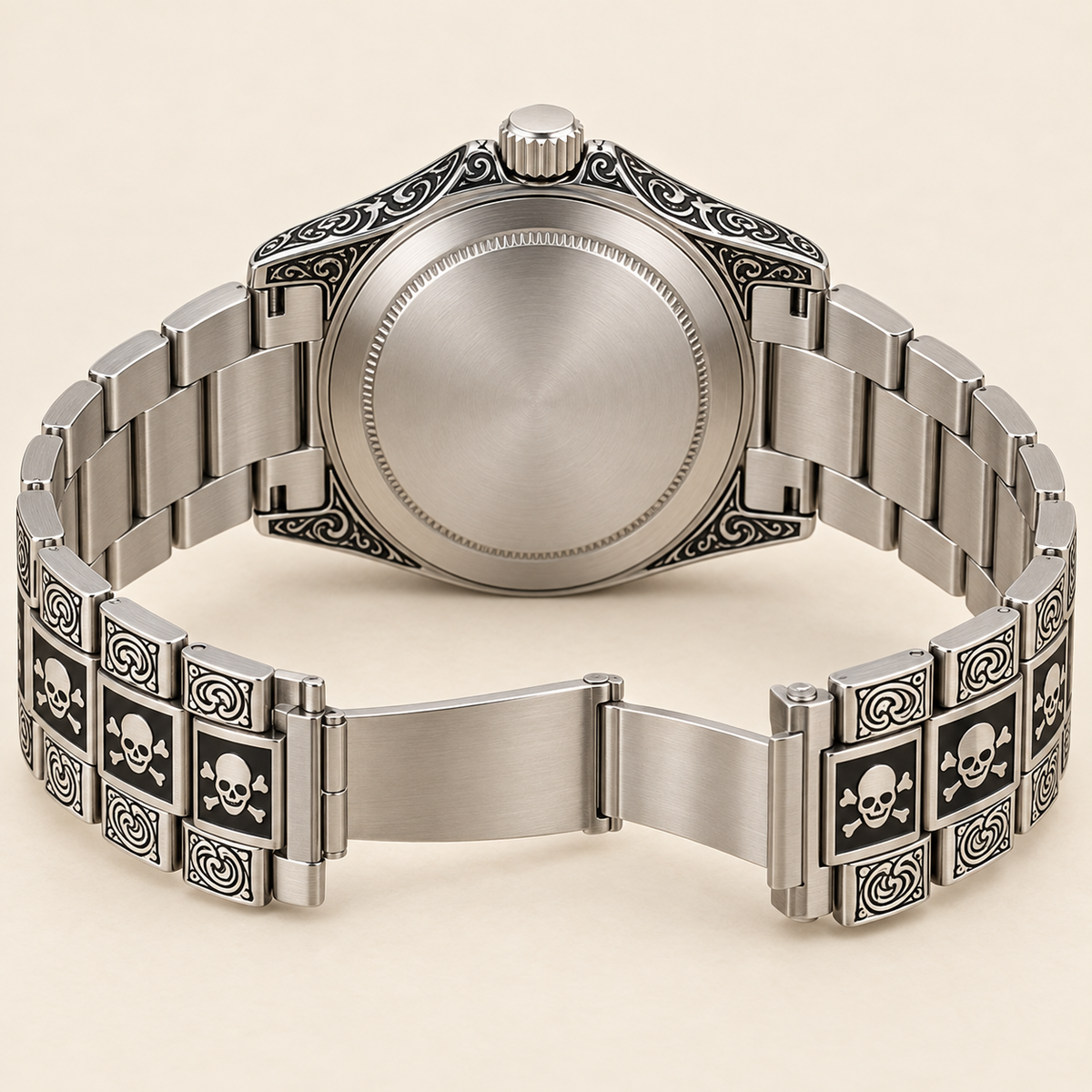 Marinus Gravuruhr, 41 mm, geschlossene silberfarbene Rückseite und geöffnetes graviertes Gliederband