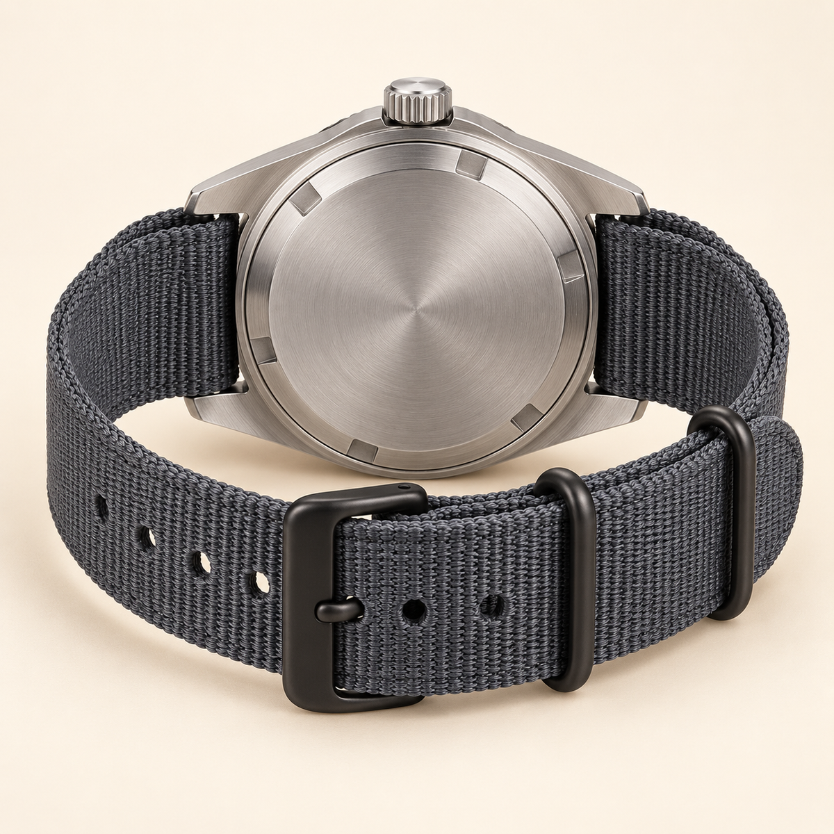 Marinus Stealth-Textilband Herrenuhr – geschlossener Gehäuseboden und geöffnetes Nylonband
