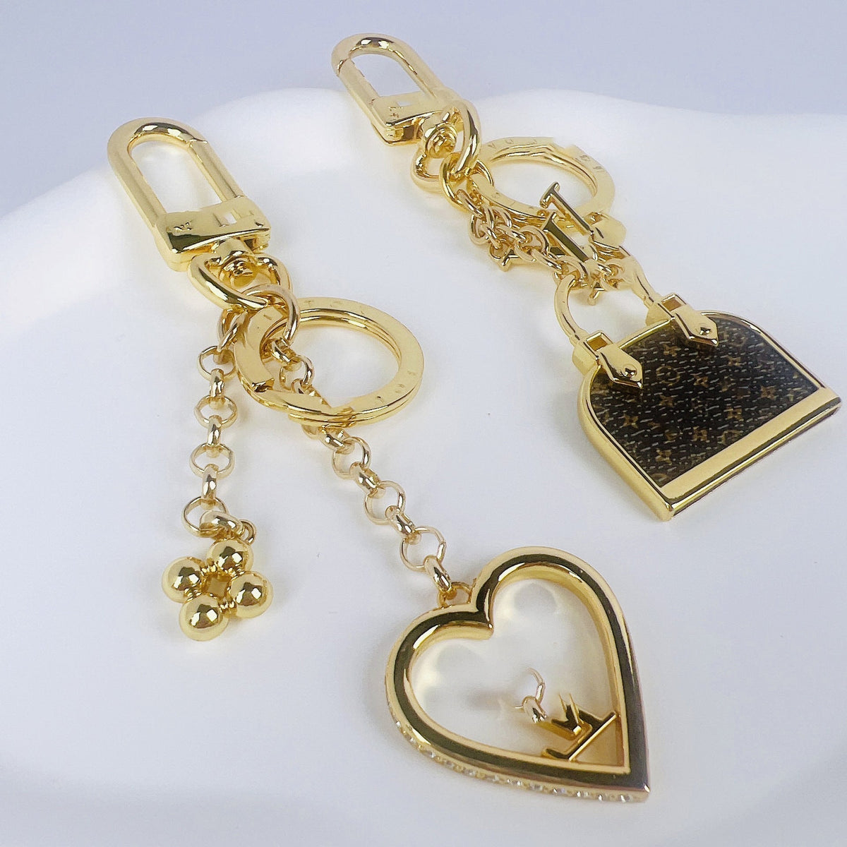 Designer-Mini-Taschenanhänger mit Metallcharms – Originalansicht 8