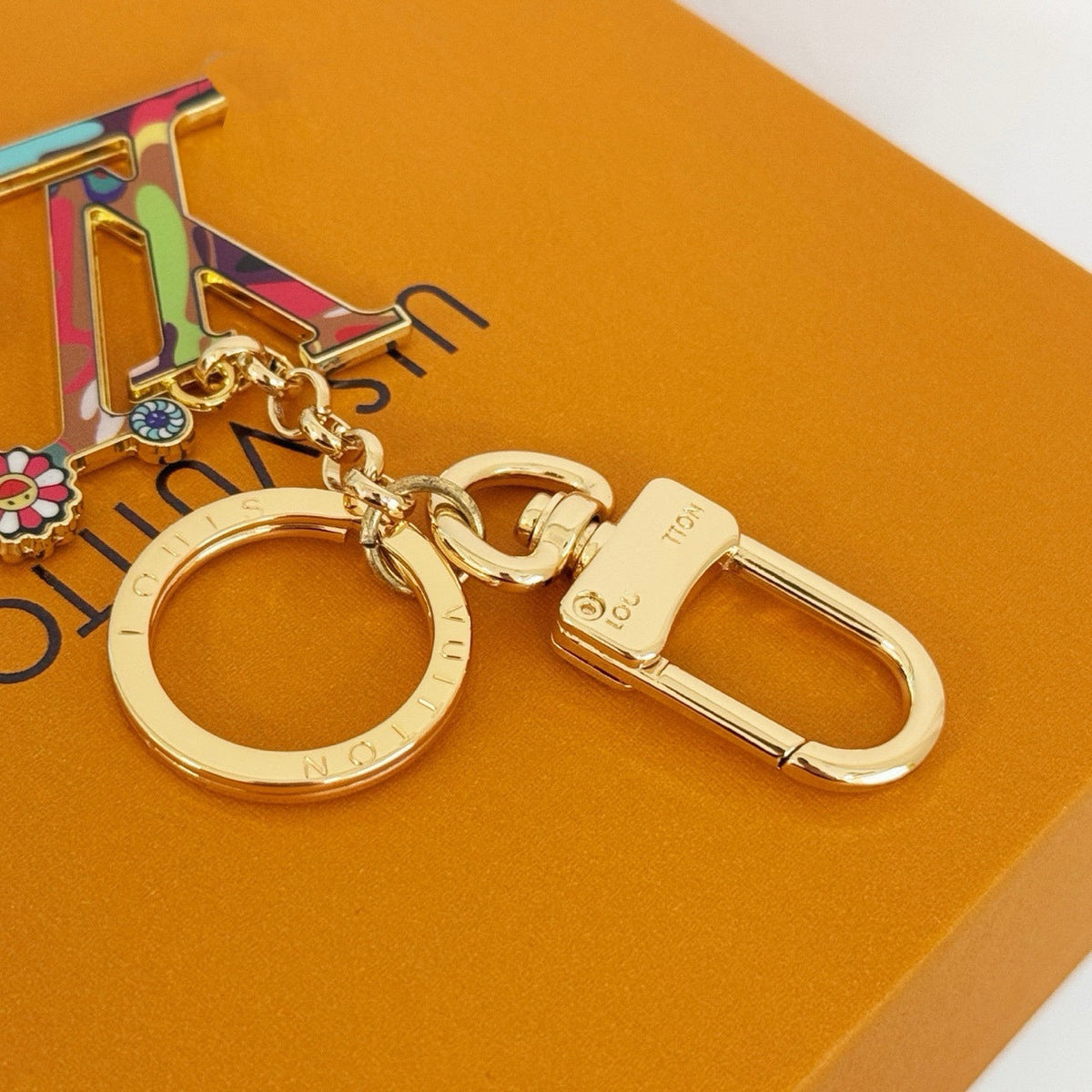 Floraler Schlüsselanhänger mit Monogramm-Charms – Originalansicht 3