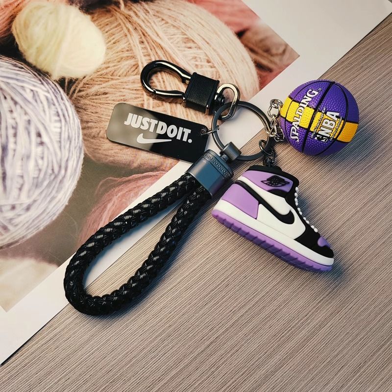 Mini-Sneaker-Schlüsselanhänger mit Basketball-Charm – Originalansicht 2