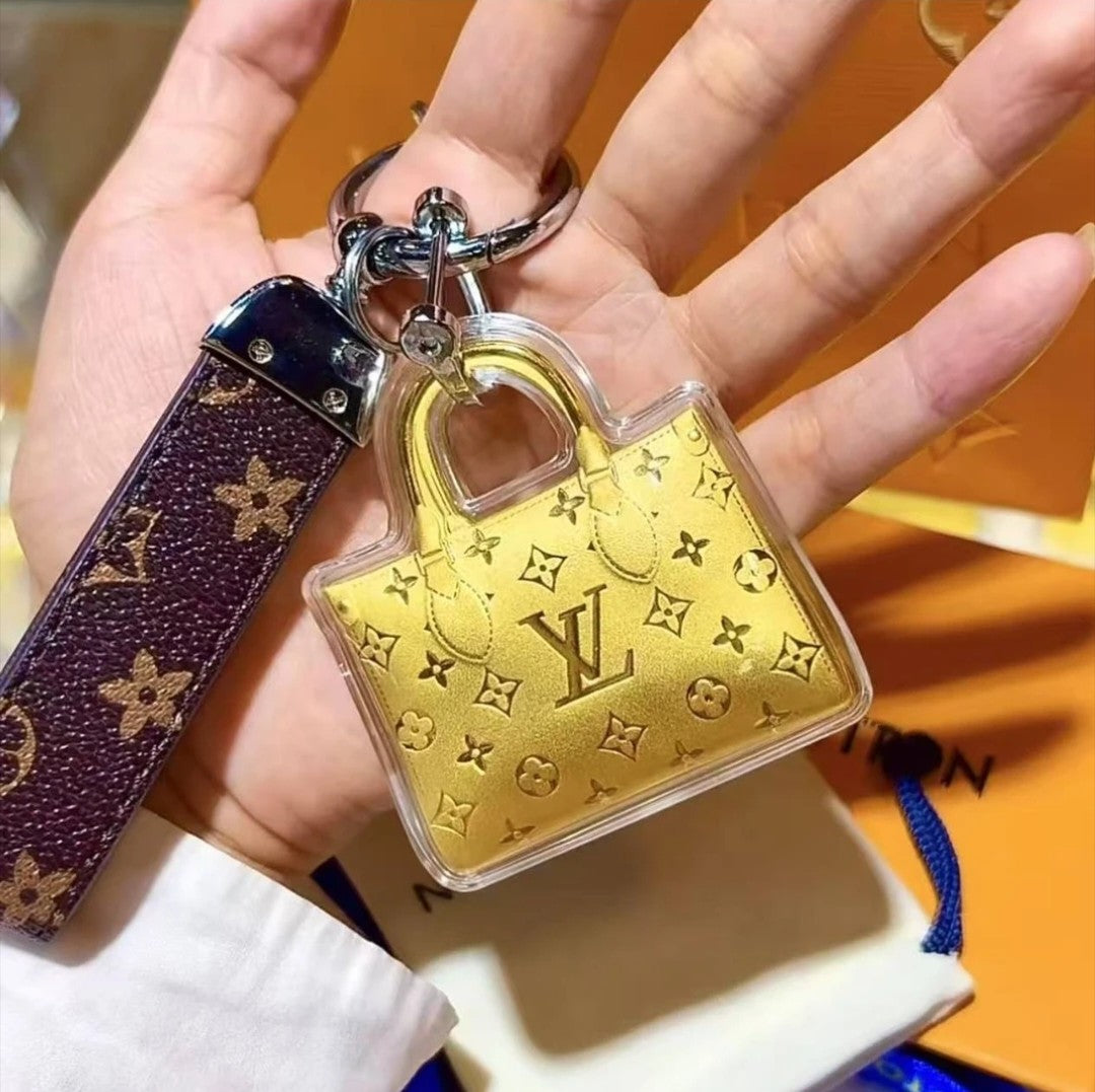 Goldfarbener Mini-Taschenanhänger mit zwei Ausführungen – Originalansicht 4