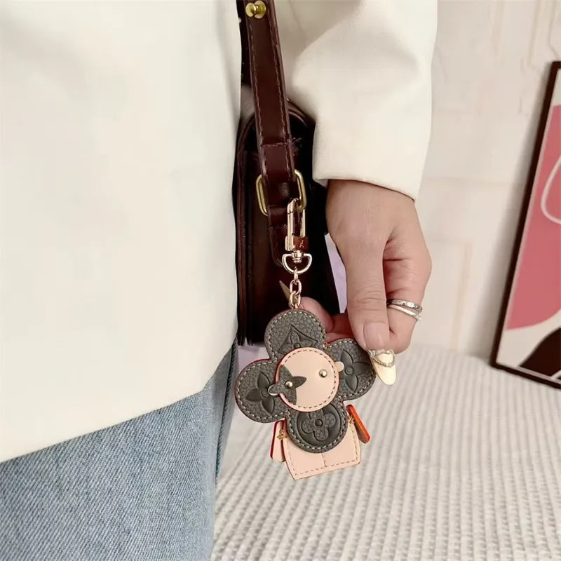 Blumenförmiger Taschenanhänger mit Drehdetail – Originalansicht 4