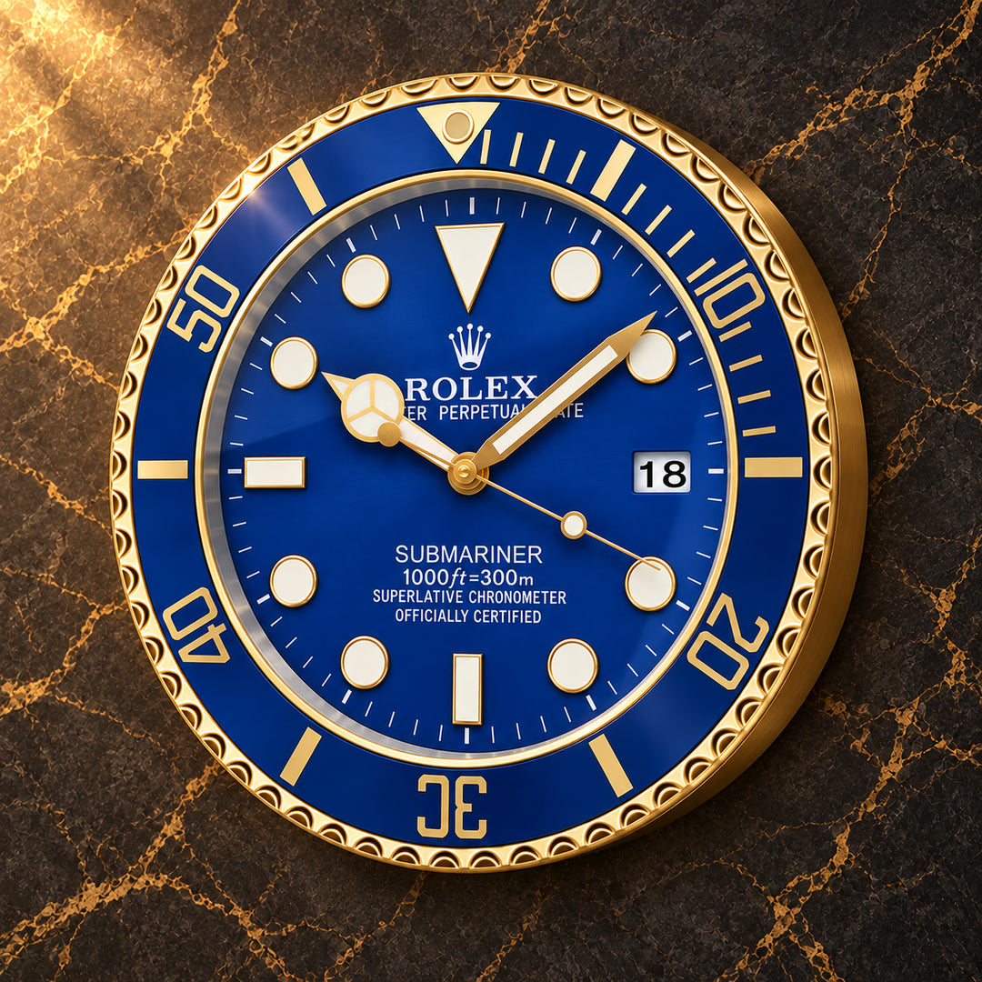 Submariner Wanduhr Blau & Gold – vollständige Schrägansicht mit goldfarbenem Gehäuse