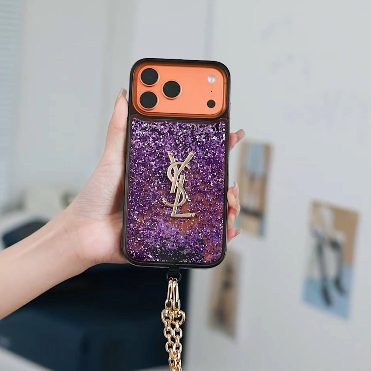 Glänzende Monogramm-Handyhülle mit Kette – Ansicht 7