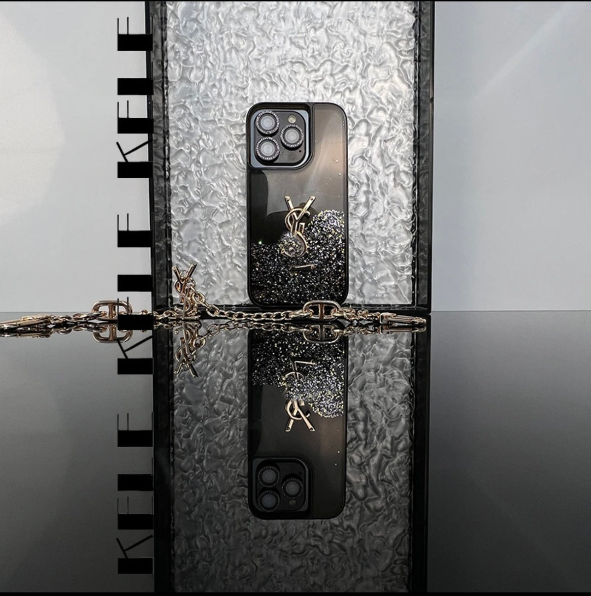 Glänzende Monogramm-Handyhülle mit Kette – Ansicht 18