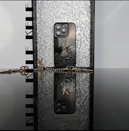Glänzende Monogramm-Handyhülle mit Kette – Ansicht 18