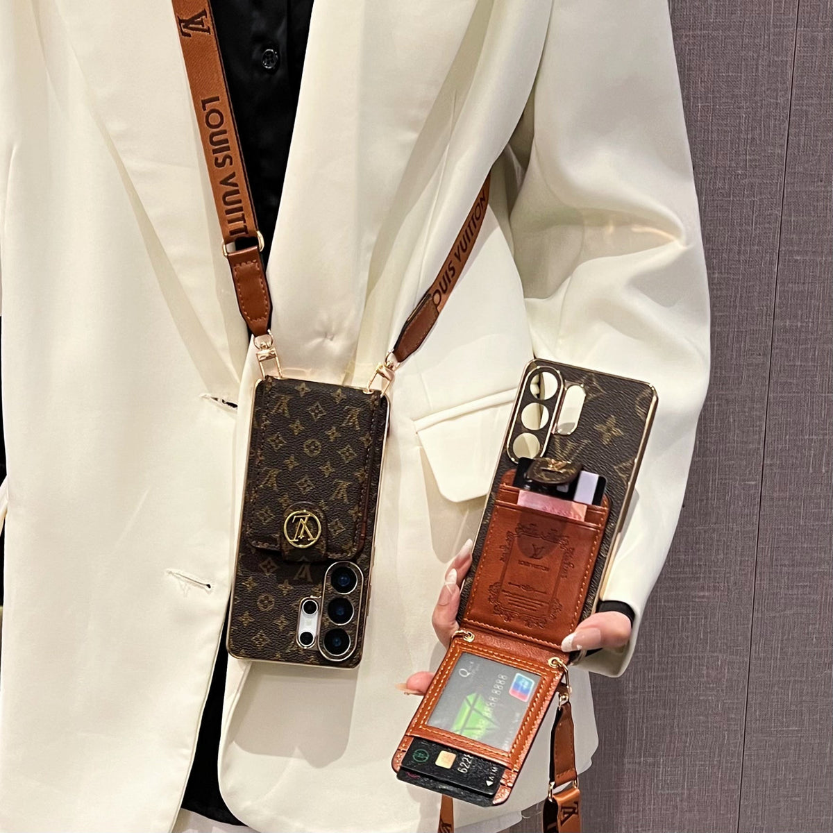 Monogramm-Crossbody-Handyhülle mit Kartenfach für Samsung – Originalansicht 8