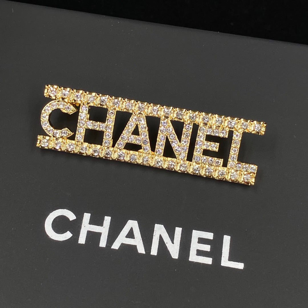 Profilbild Funkelnd Diamond Letter Brosche