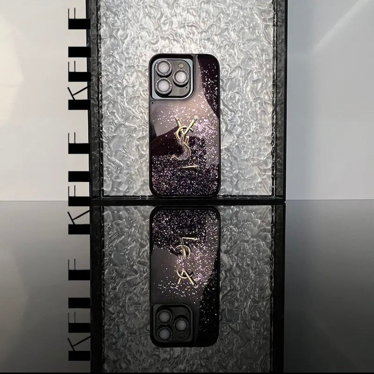 Glänzende Monogramm-Handyhülle mit Kette – Ansicht 19