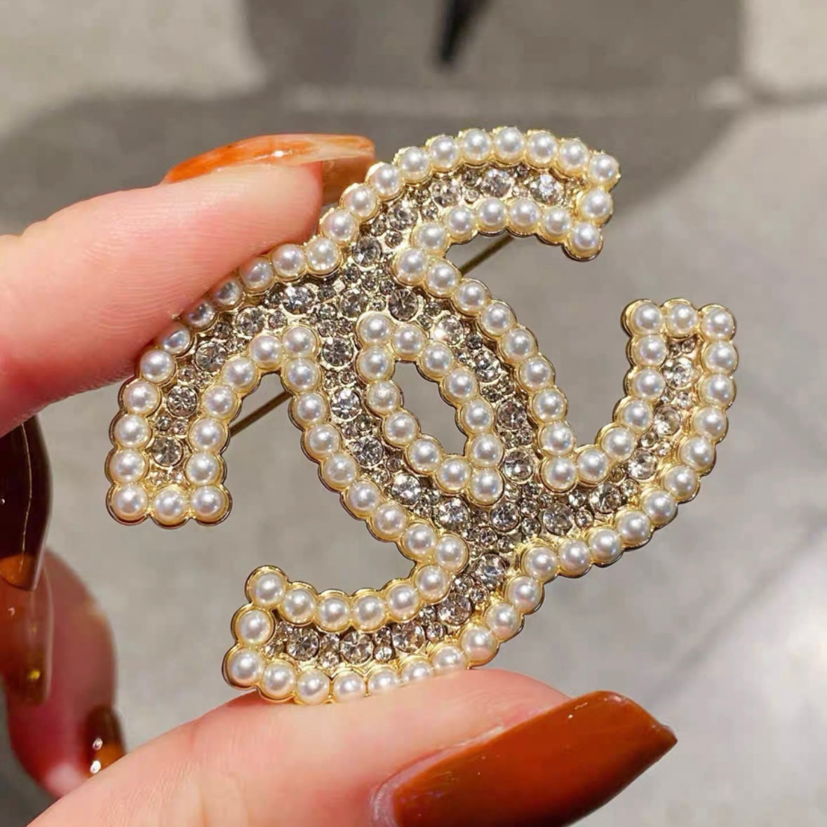 Profilbild Elegant Perlen Logo Brosche