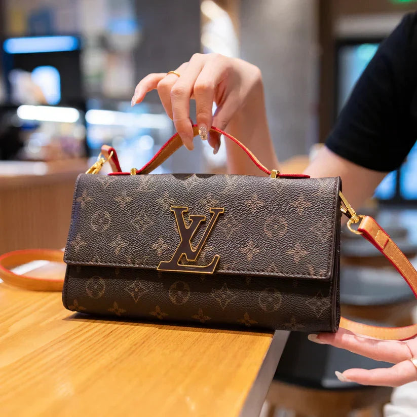 Luxuriöse Lederhandtasche mit Schulterriemen – Originalansicht
