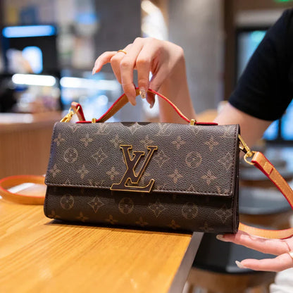 Luxuriöse Lederhandtasche mit Schulterriemen – Originalansicht