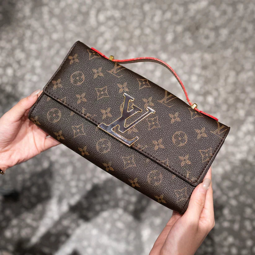 Luxuriöse Lederhandtasche mit Schulterriemen – Originalansicht