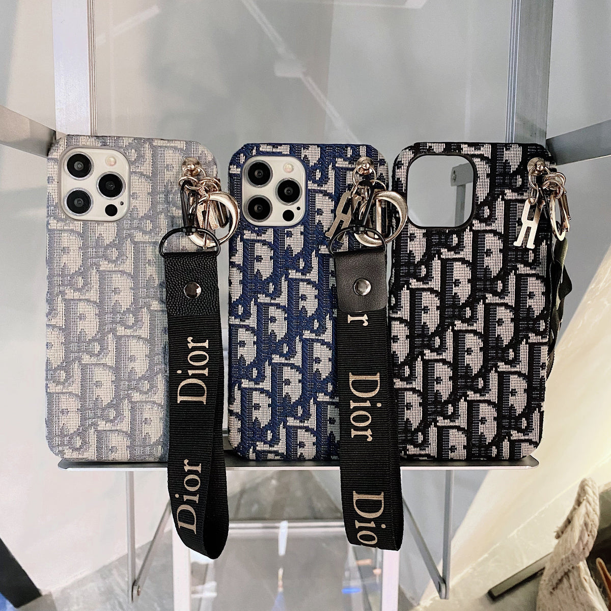 Elegante schwarze Handyhülle mit Schultergurt – Ansicht 1
