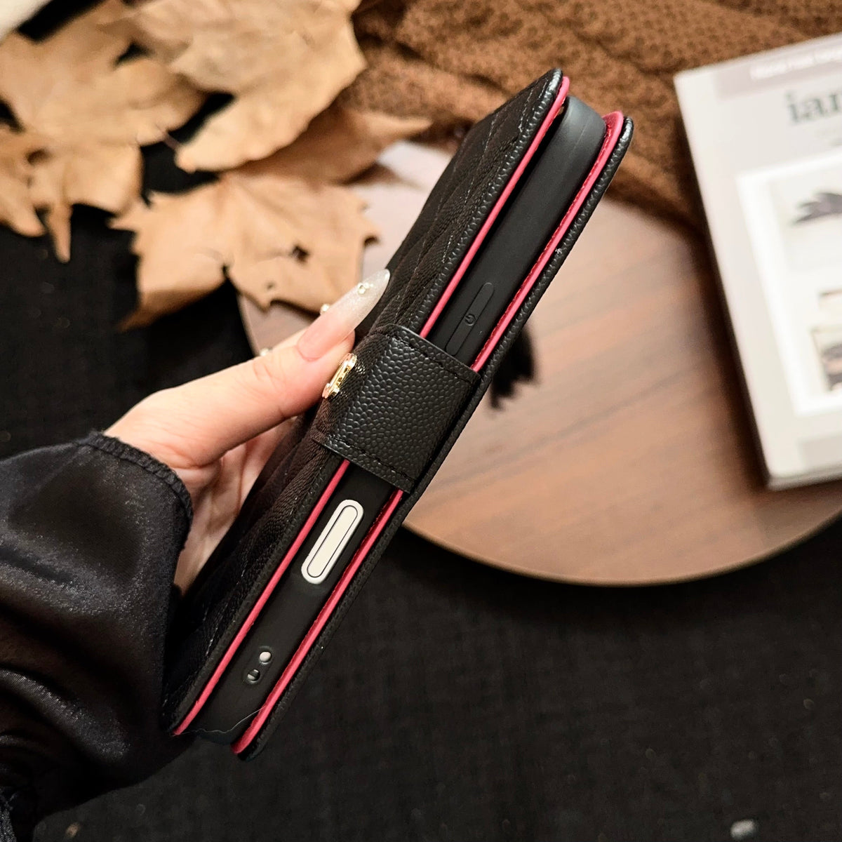 Gesteppte Luxus-Wallet-Hülle mit Quaste – Ansicht 3