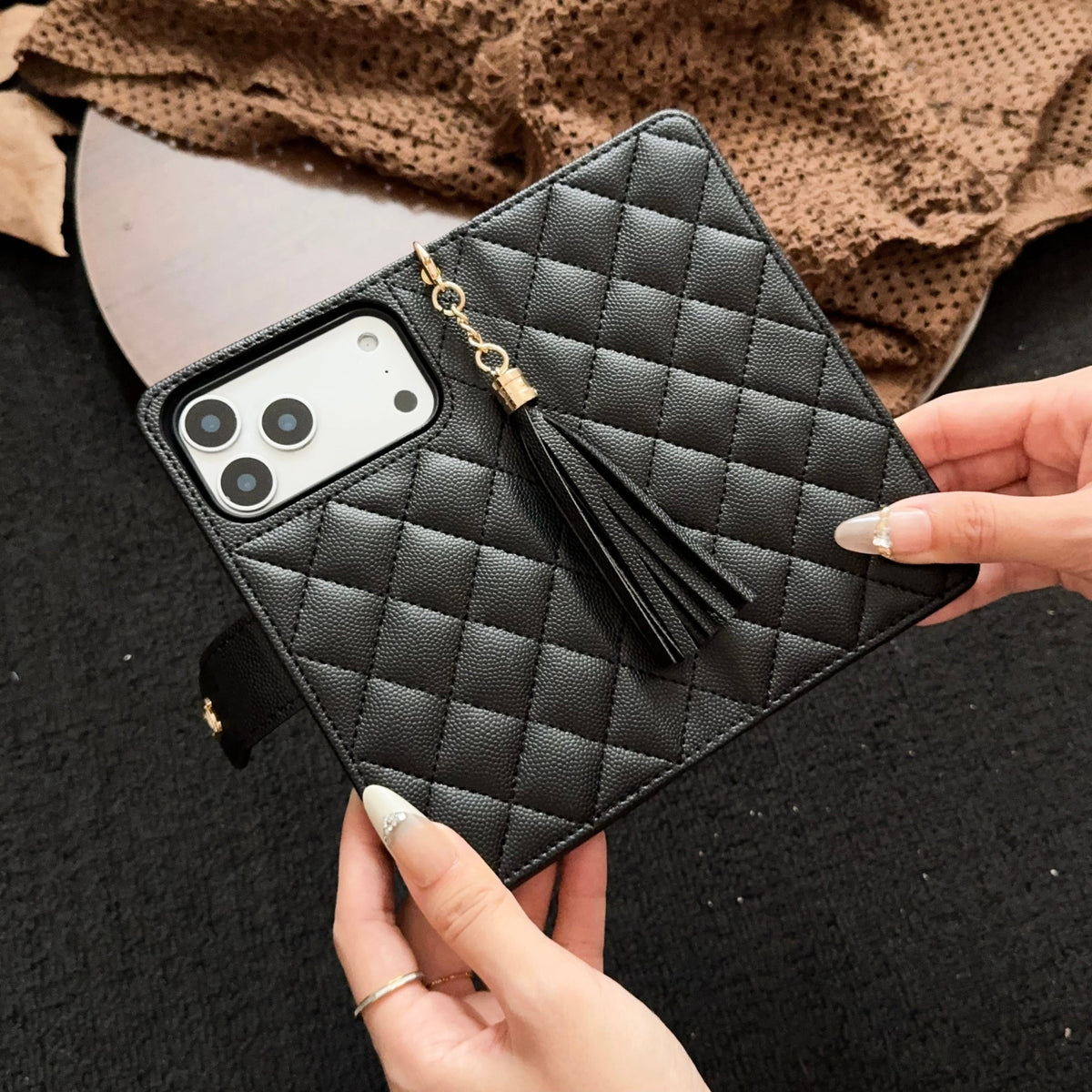 Gesteppte Luxus-Wallet-Hülle mit Quaste – Ansicht 5