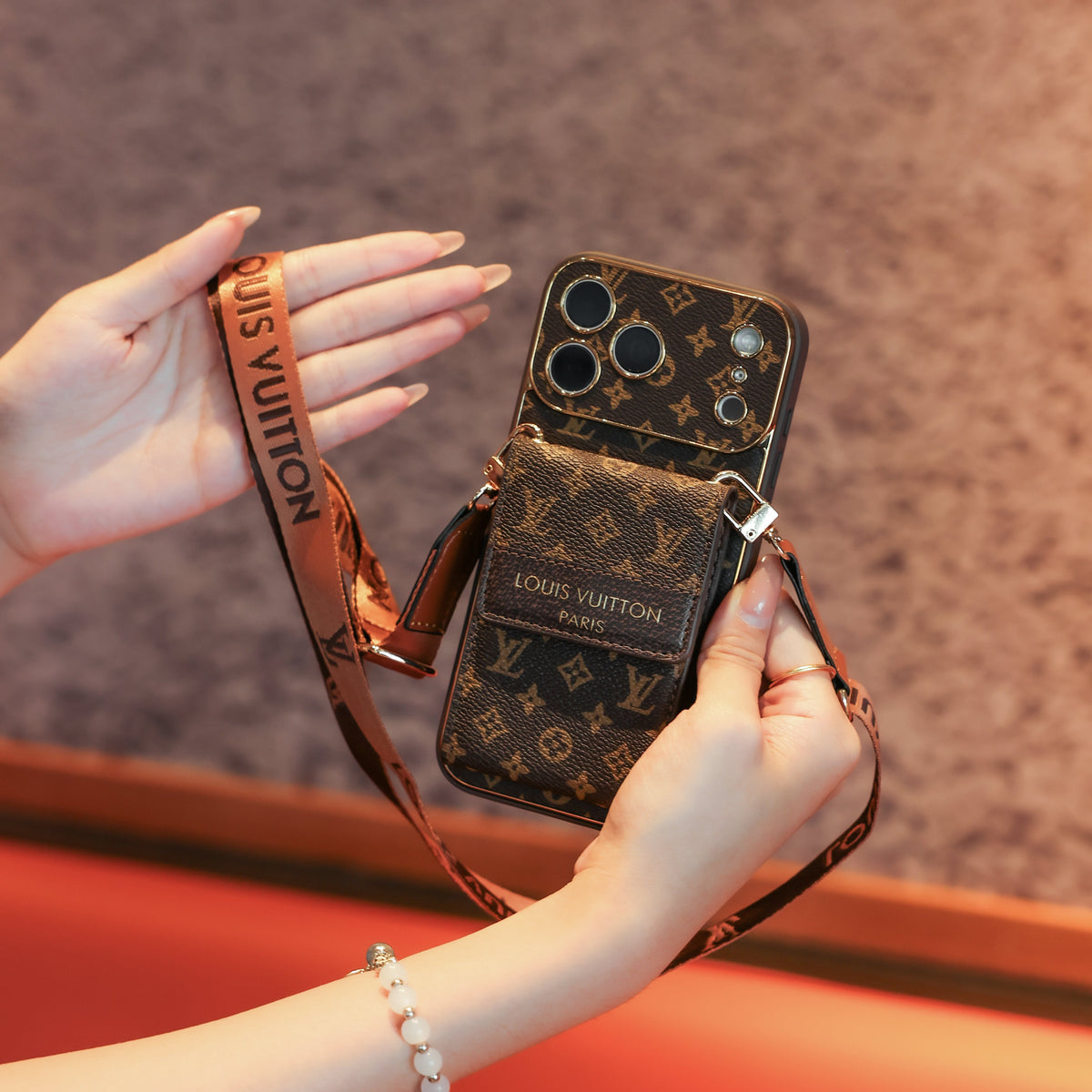 Klassische Luxus-Handyhülle mit Crossbody-Gurt – Ansicht 9