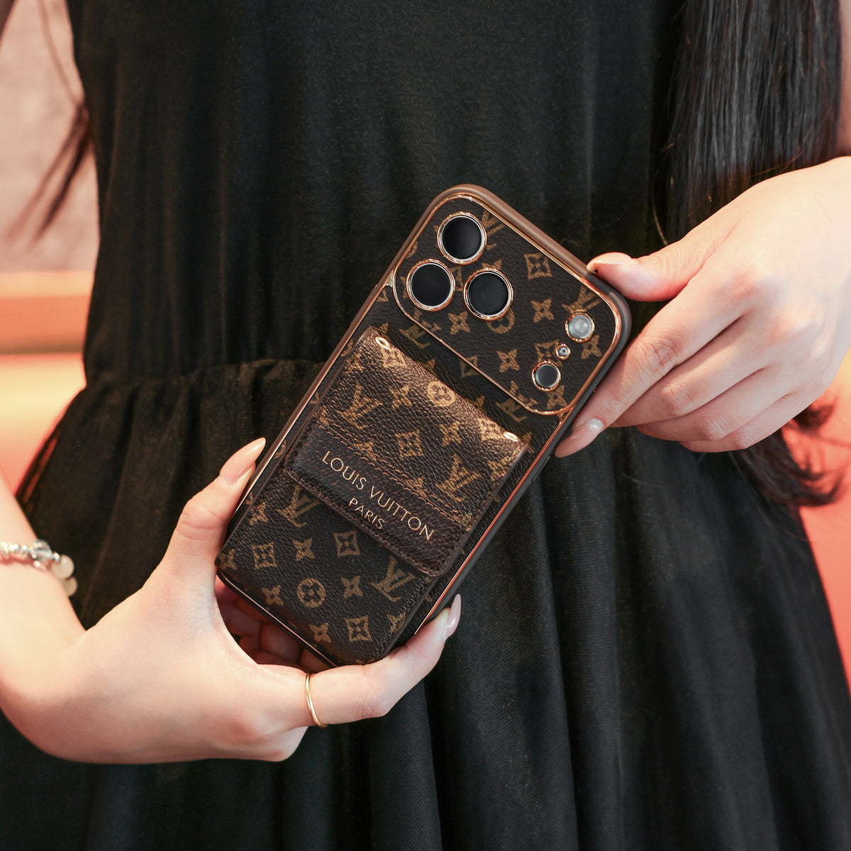 Klassische Luxus-Handyhülle mit Crossbody-Gurt – Ansicht 10