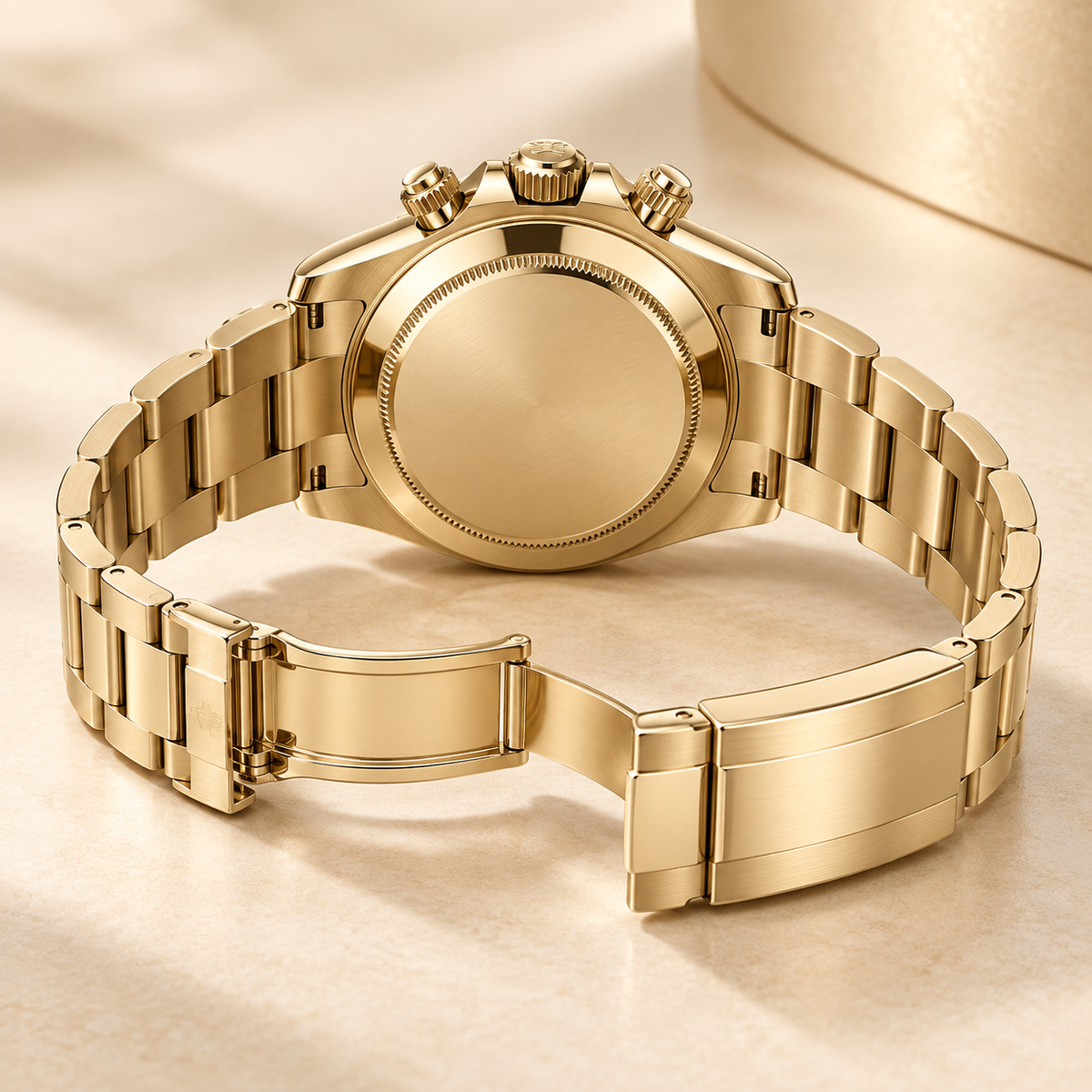 Aurevio Chronograph, geschlossener goldfarbener Gehäuseboden und geöffnetes Gliederarmband