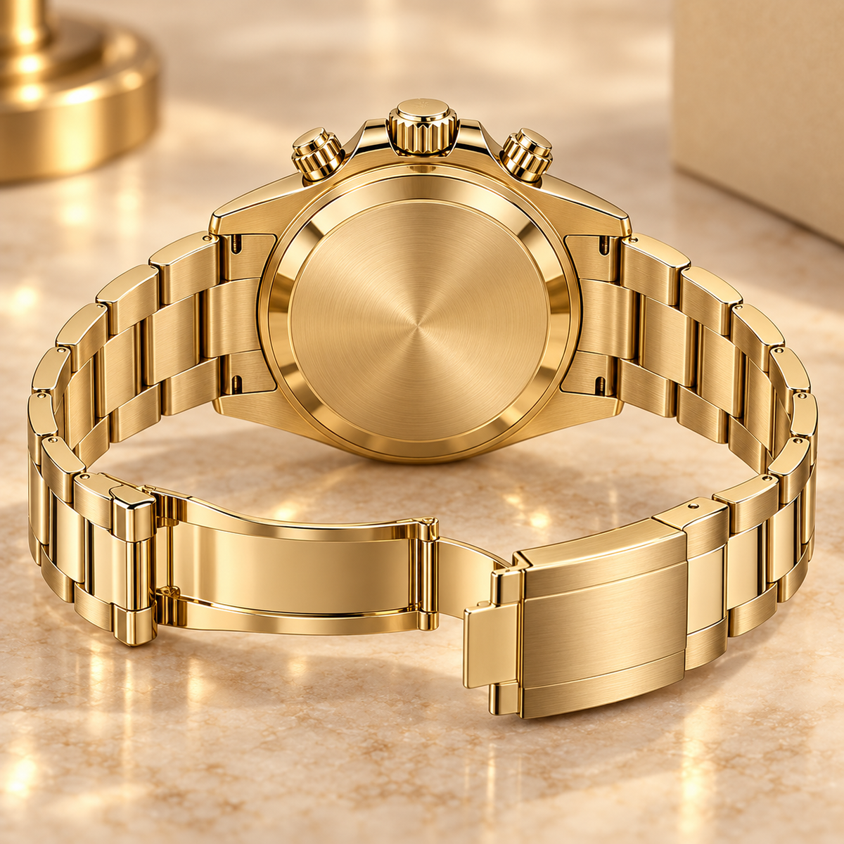 Geschlossener goldfarbener Gehäuseboden und geöffnetes Armband