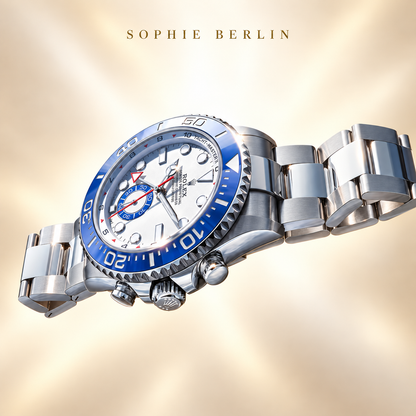 Maritime Herrenuhr – Blau & Weiß – Schrägansicht mit Armband – Sophie Berlin
