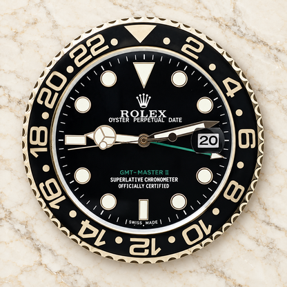 Rolex wandklok op doorlopende luxe muur zonder decoratie links of rechts