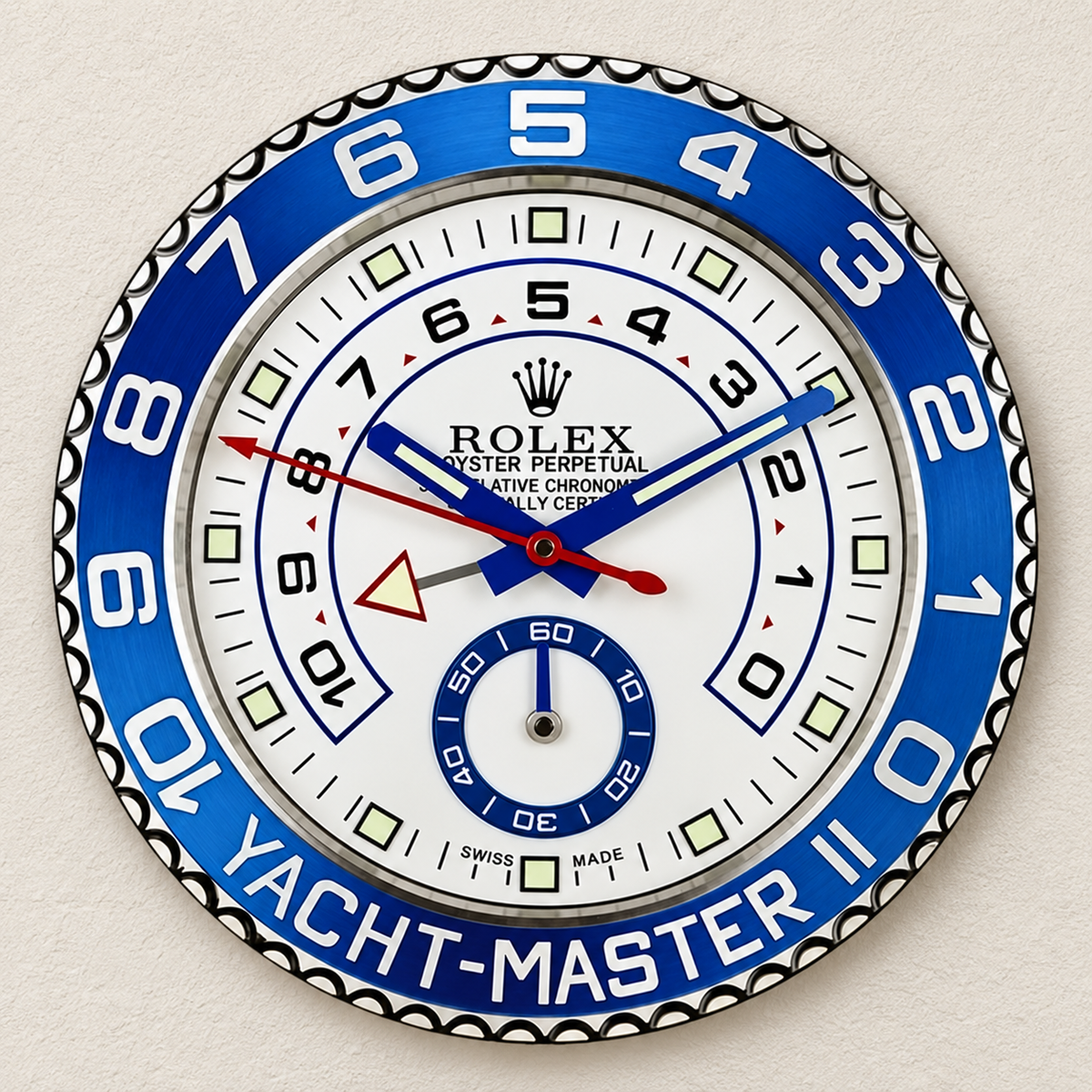Rolex wandklok op doorlopende luxe muur zonder decoratie links of rechts