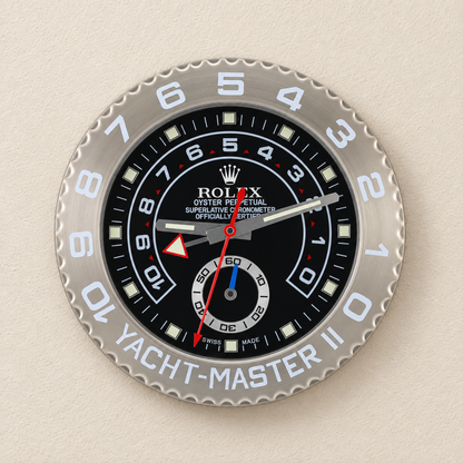 Rolex wandklok op een doorlopende luxe muur zonder zijdecoratie