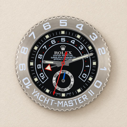 Rolex wandklok op een doorlopende luxe muur zonder zijdecoratie
