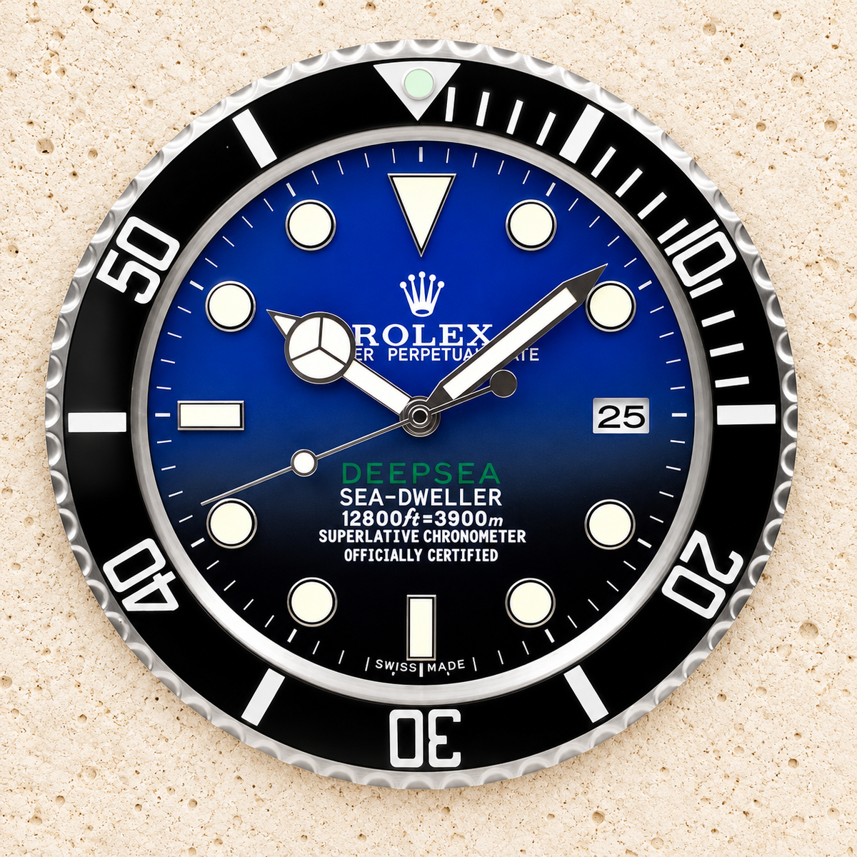 Rolex wandklok op luxe muur zonder decoratie aan de zijkanten