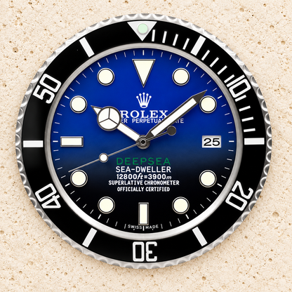 Rolex wandklok op luxe muur zonder decoratie aan de zijkanten