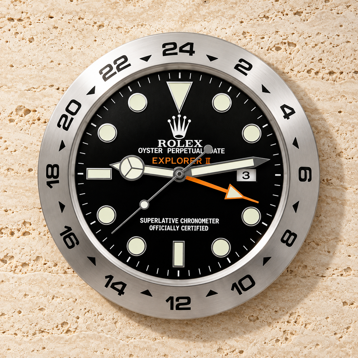 Explorer II Wanduhr mit schwarzem Zifferblatt auf heller Travertinwand