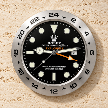Explorer II Wanduhr mit schwarzem Zifferblatt auf heller Travertinwand