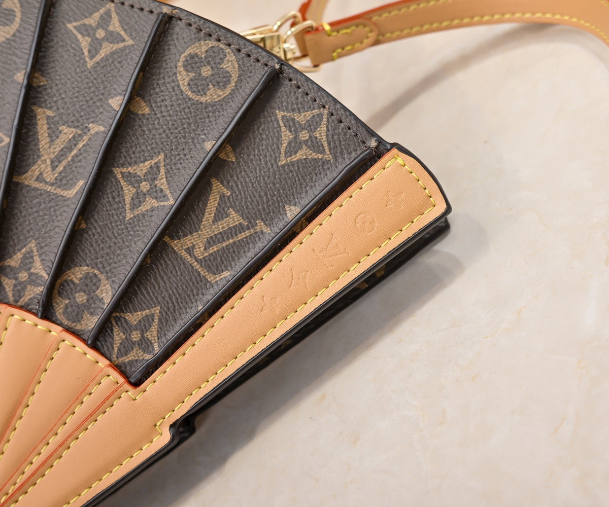 Fächerförmige Leder-Crossbody-Tasche – Foto 5