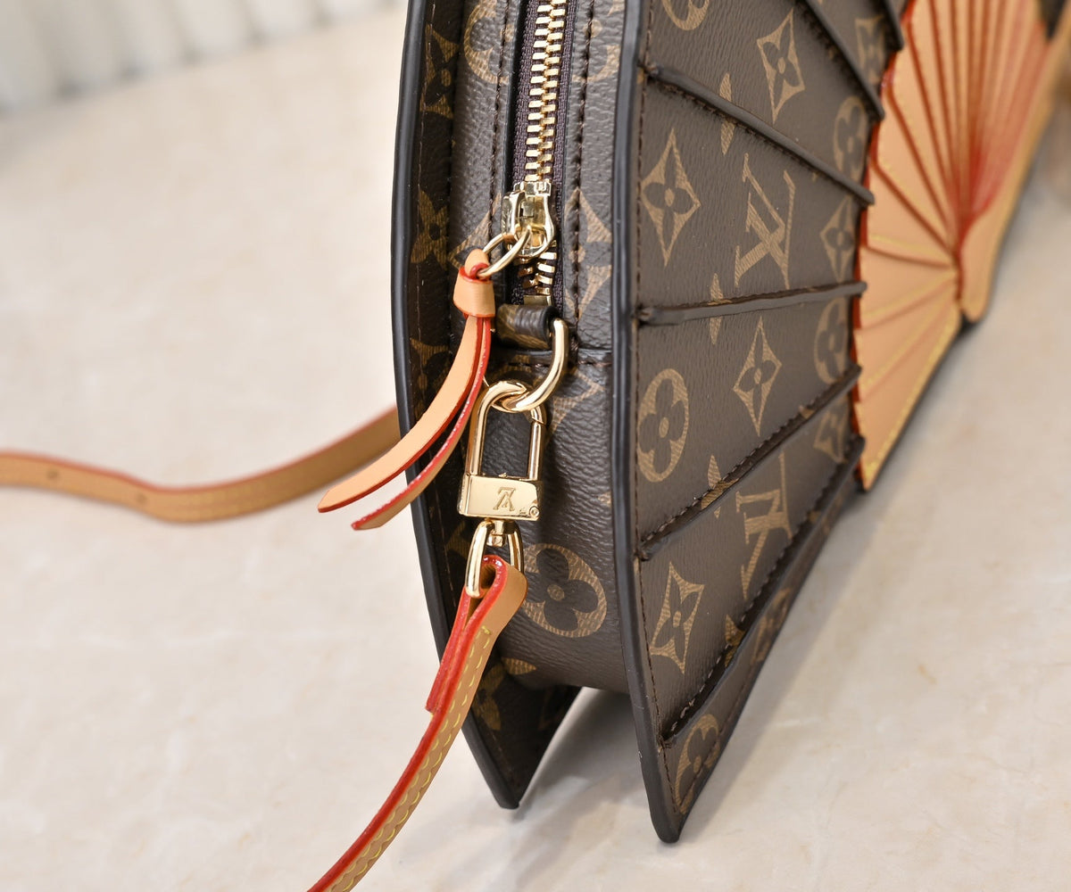 Fächerförmige Leder-Crossbody-Tasche – Foto 6