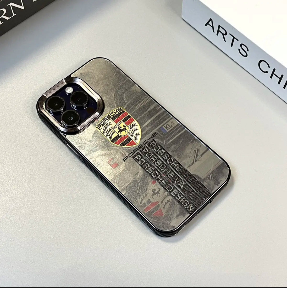 Elegante Metalloptik iPhone-16-Hülle – Design 3
