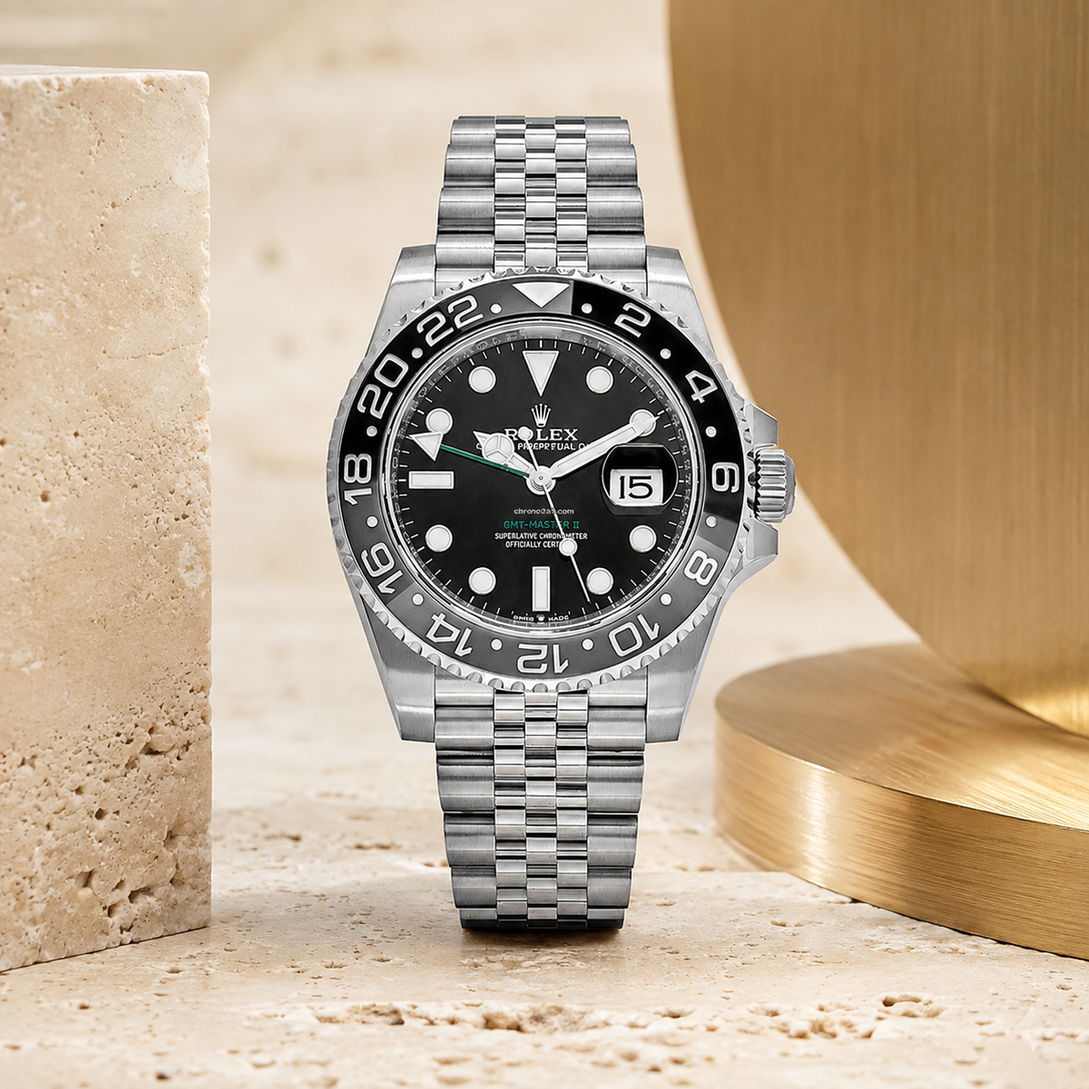 GMT-Master II Bruce Wayne 126710GRNR – luxuriöse Produktaufnahme