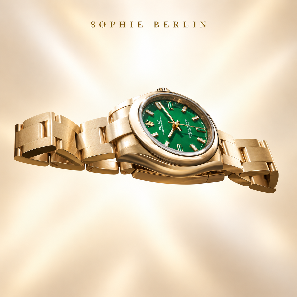 Elegante Damenuhr – Goldfarben & Grün – Schrägansicht mit Armband – Sophie Berlin