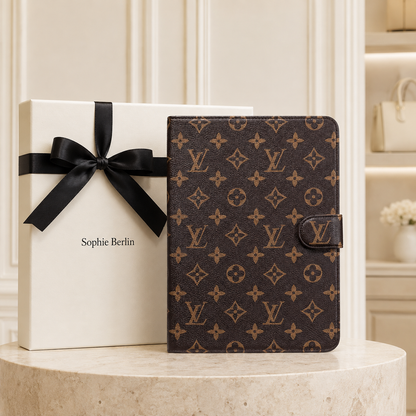Braune iPad-Foliohülle mit Monogramm
