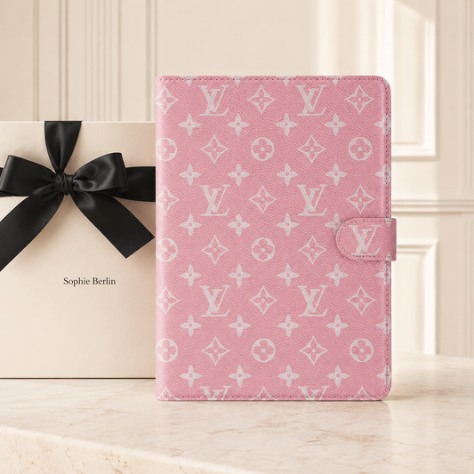 Rosafarbene iPad-Hülle mit hellem Monogramm