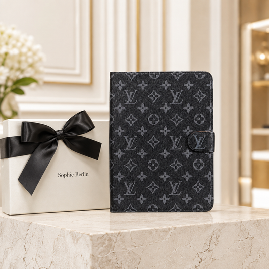 Schwarze iPad-Hülle mit Monogramm in der Sophie-Berlin-Boutique