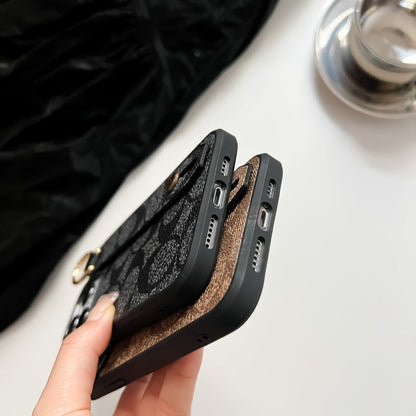 Kaffeebraune iPhone-Hülle mit praktischem Halter – Originalansicht 5