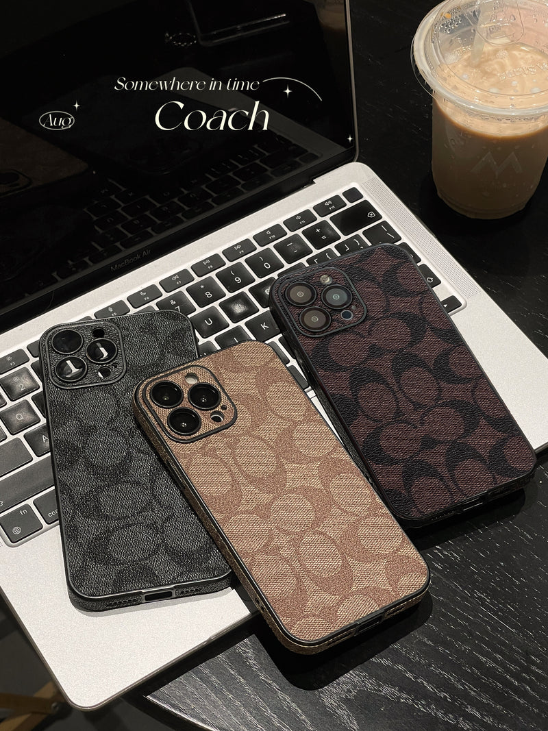 Kaffeebraune iPhone-Hülle mit feinem Kontrastmuster – Originalansicht 11